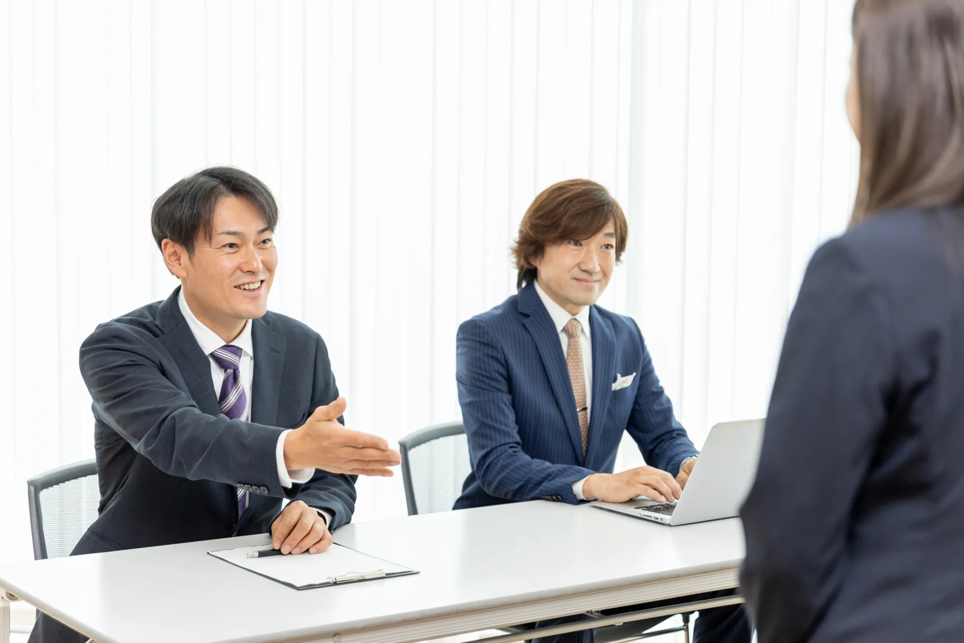 明るいオフィスで笑顔のビジネスチームミーティング