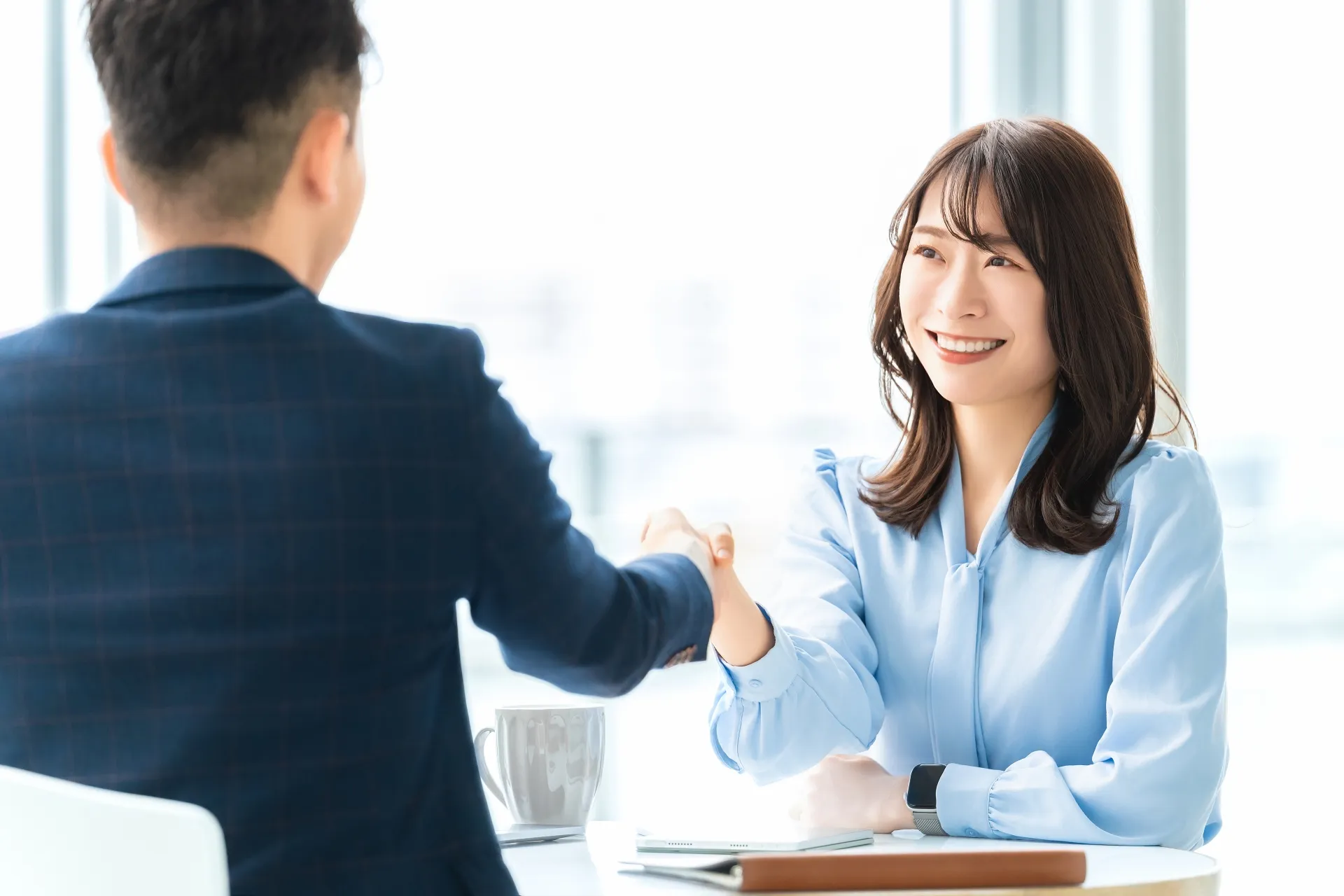 子育て中の女性がタブレットで復職準備をしている様子